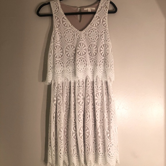 Layers of white summer dress. - Picture 1 of 4